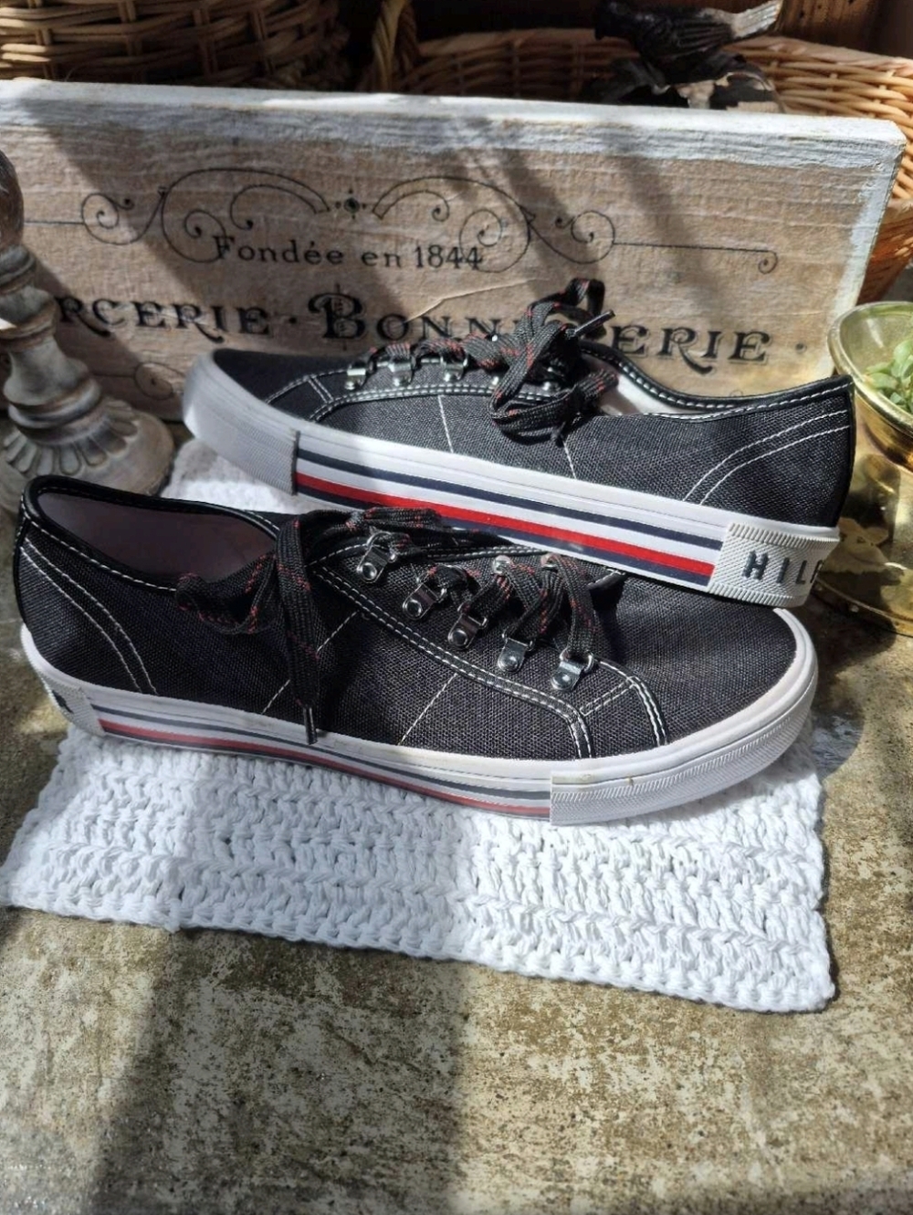 ❤️‍🔥New TOMMY HILFIGER Size 9.5 Black Canvas Shoes